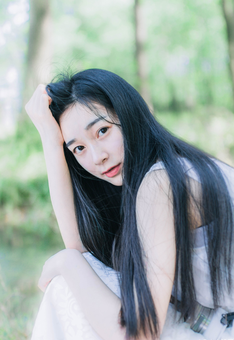 “跪下！”两名斥候将俘虏压倒在魏延面前。